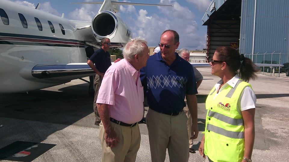 Arnold Palmer arrives in Grand Cayman on one of his many visits to the island, greeted by David Moffitt – Ironwood Developer.
